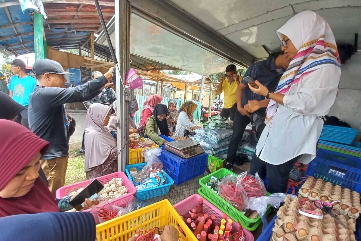 Bazar Sembako Murah Diserbu Warga Bukittinggi - ANTARA Sumbar