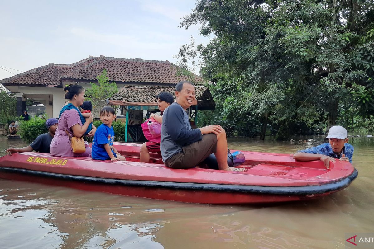 Puluhan keluarga di Tigaraksa Tangerang terisolir akibat banjir