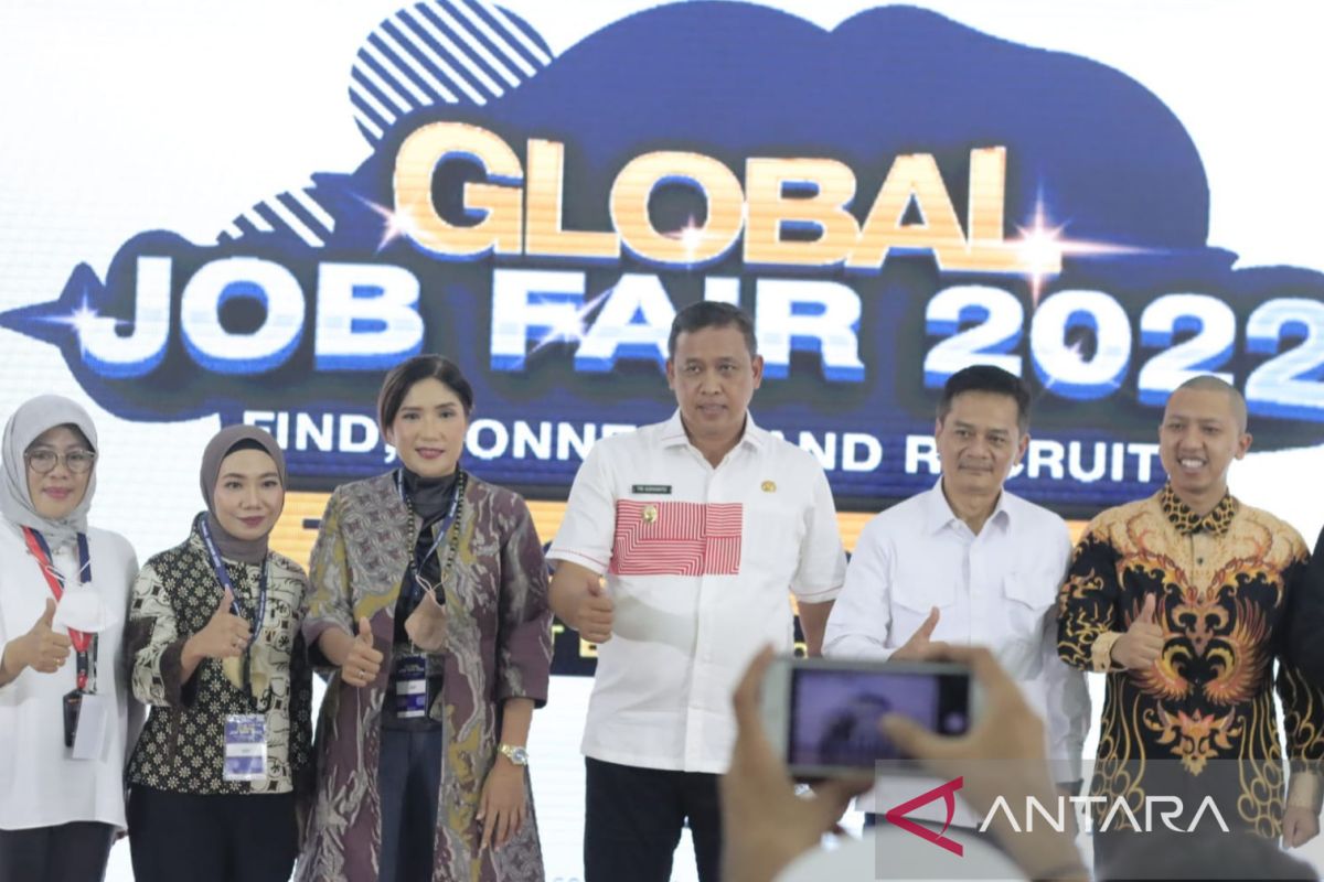 Wali Kota Bekasi buka Global Job Fair 2022 di Gedung Cevest