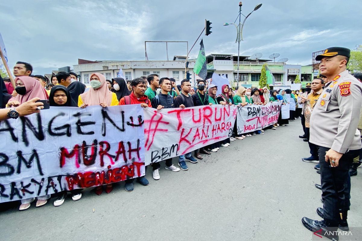 Kapolres Aceh Barat pimpin pengamanan aksi unjukrasa demo mahasiswa di depan Gedung DPRK