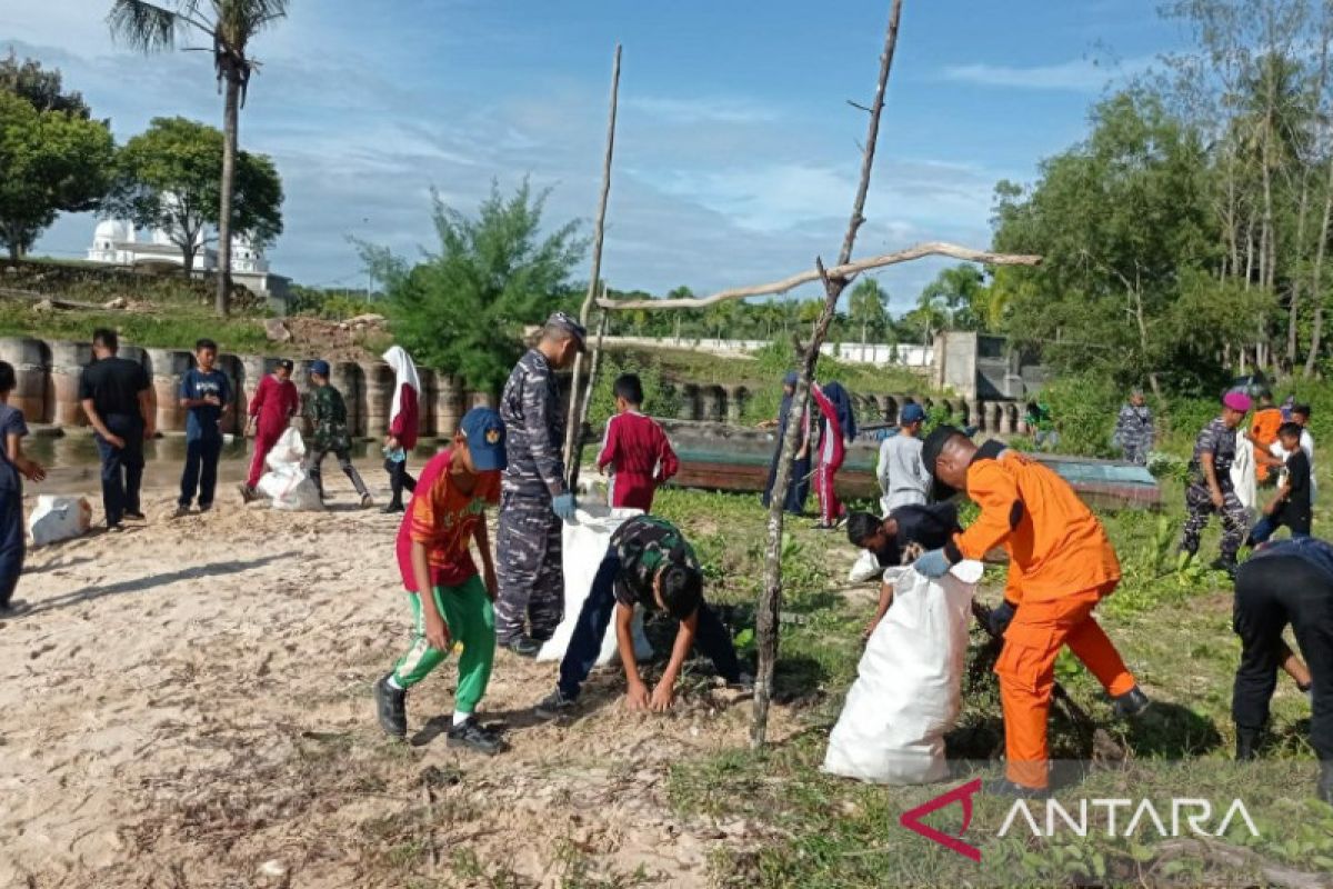 Lanal Kendari kerahkan personel untuk bersihkan pantai di Toronipa Konawe