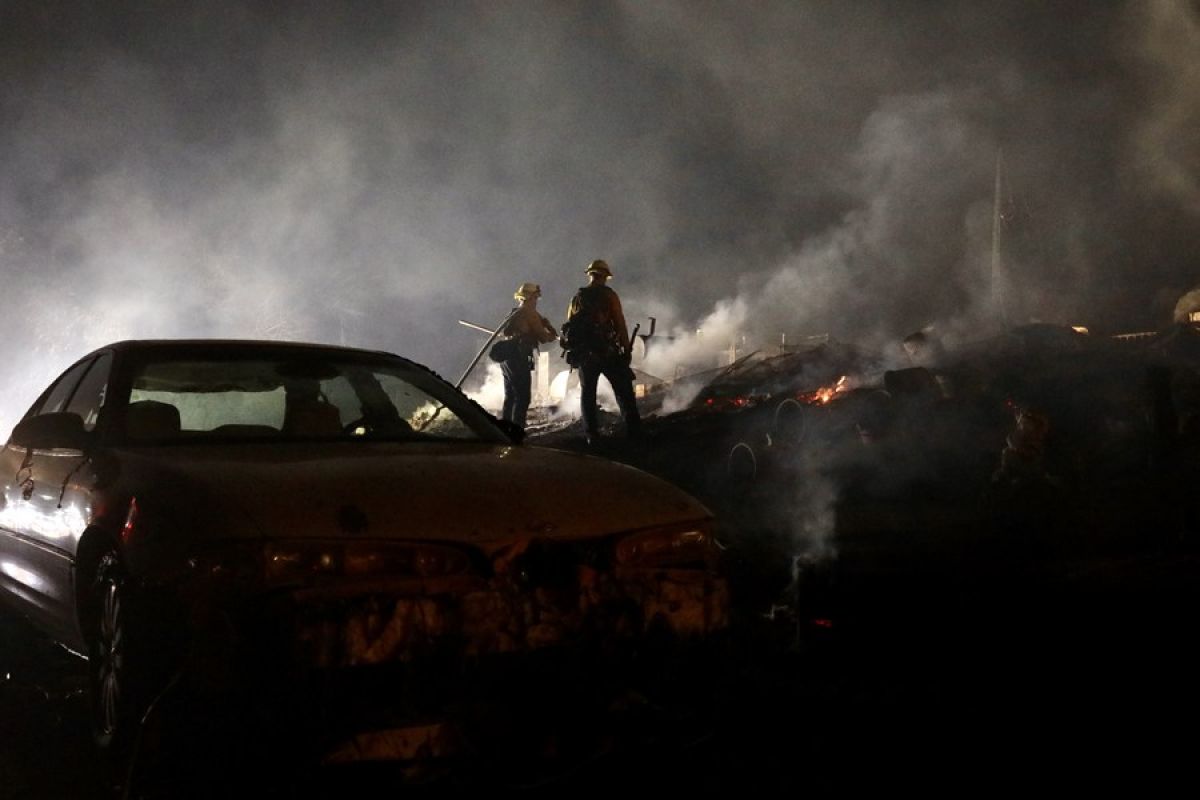 2 tewas dan 1 terluka akibat kebakaran hutan di California Selatan