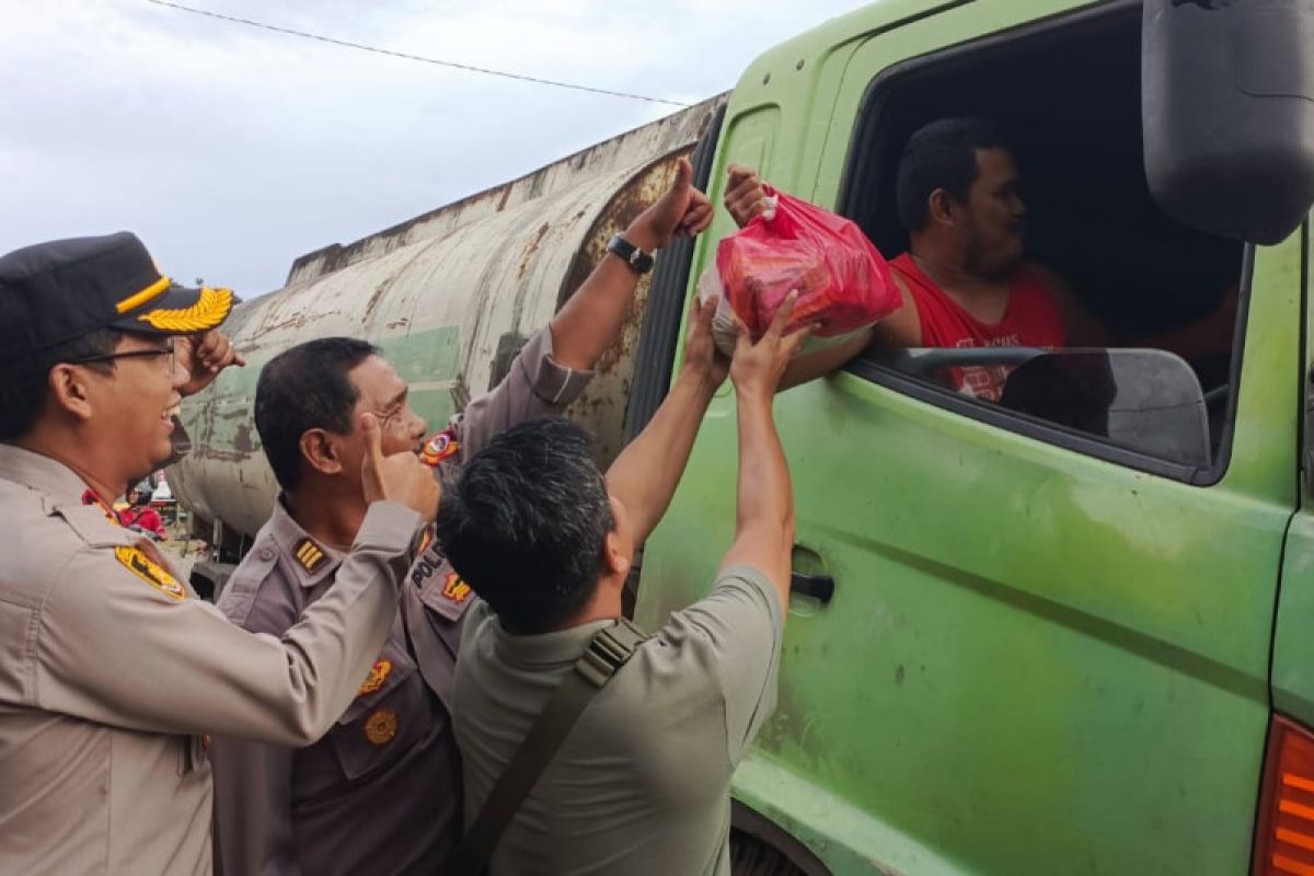 Polisi bagikan bantuan sembako untuk warga di Mukomuko