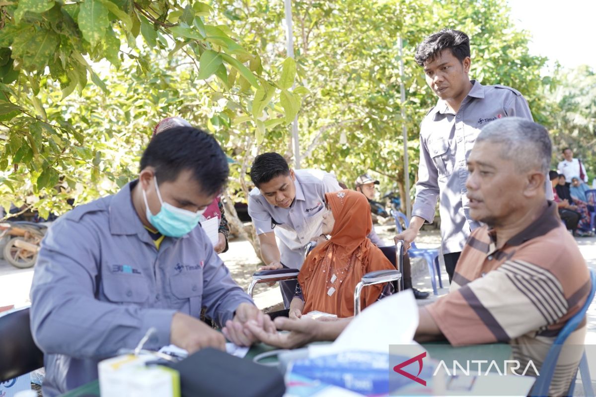 Hadir di Desa Bukit Layang, Mobil Sehat PT Timah Tbk diserbu warga untuk periksa kesehatan gratis