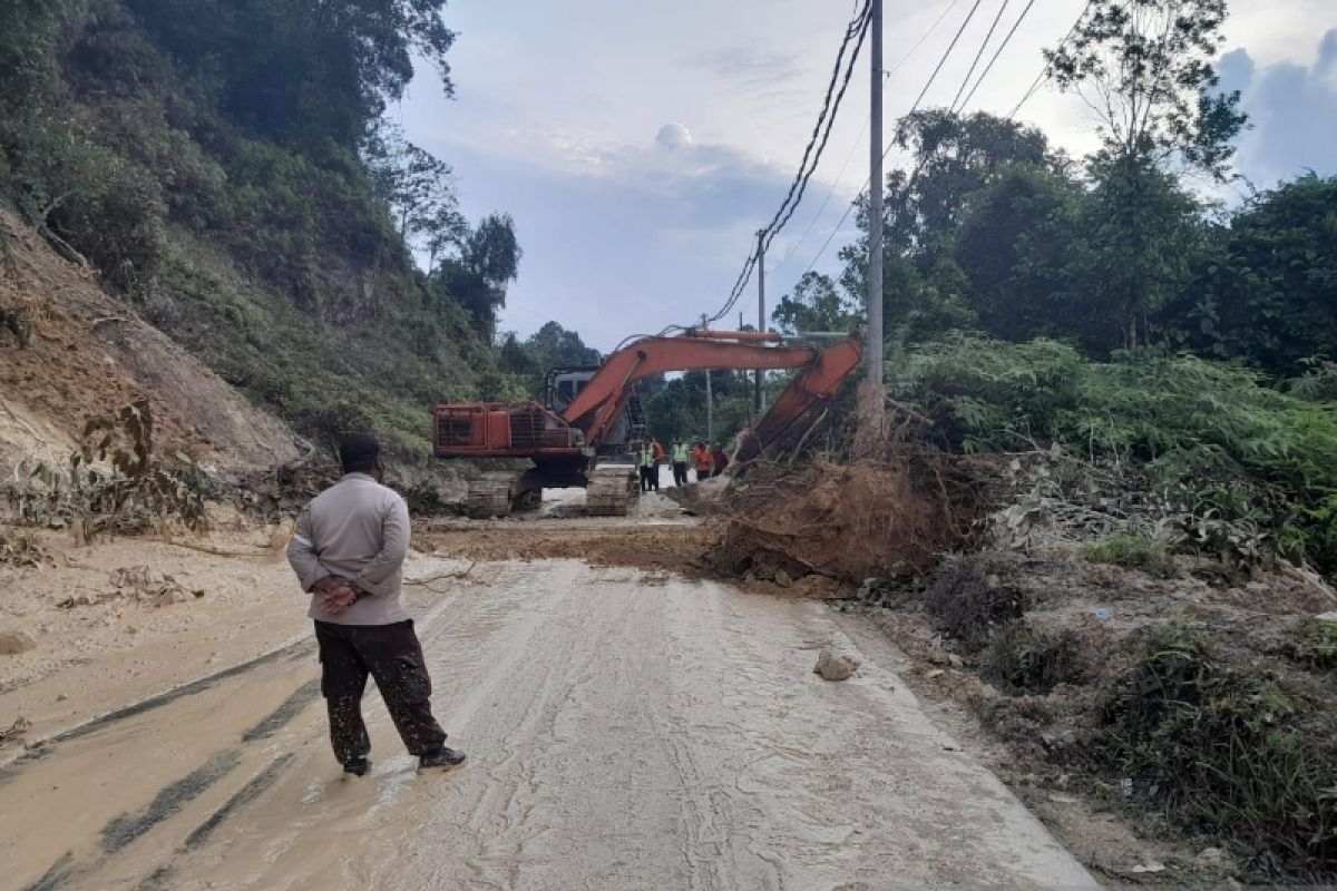 Jalur lintas Sumbar-Riau longsor lagi