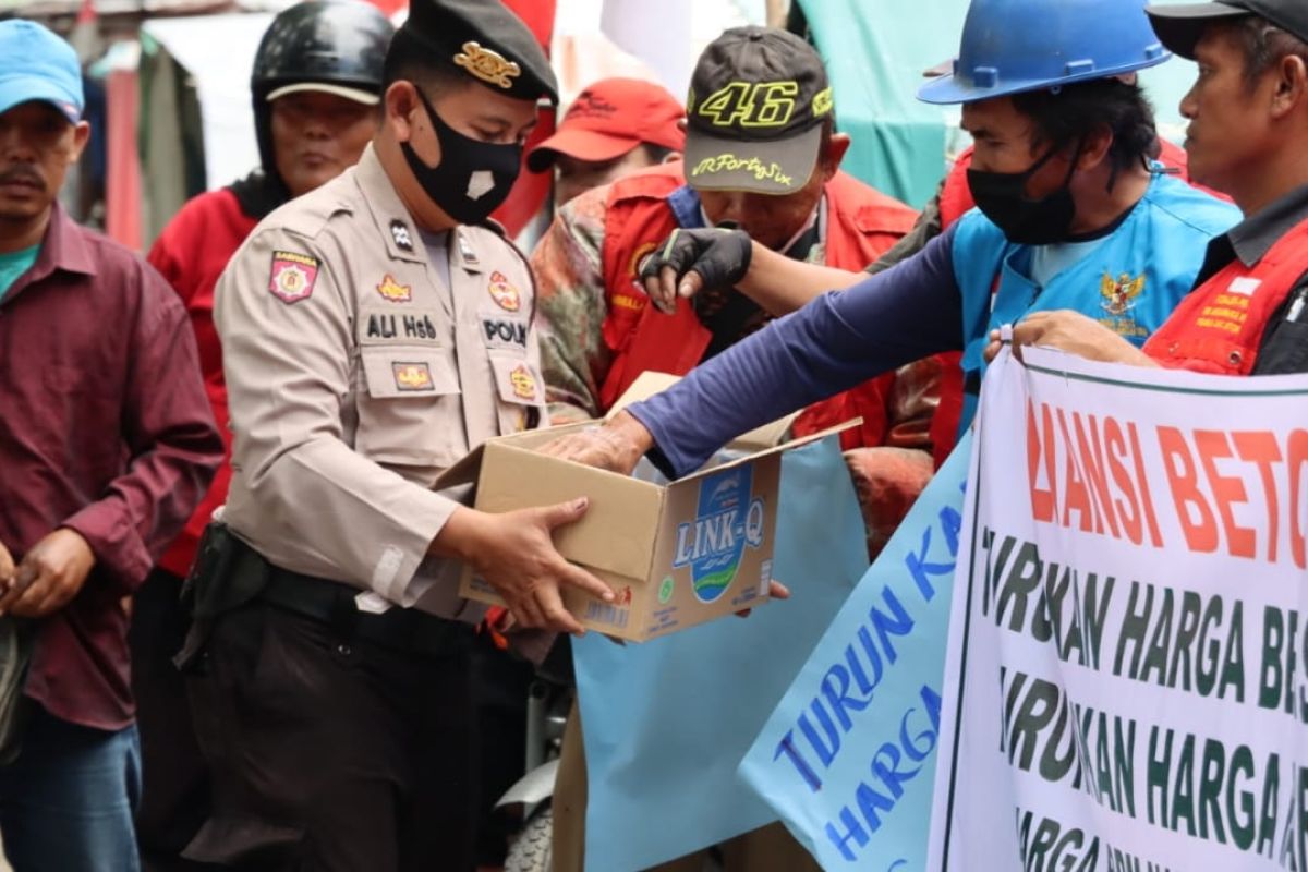 Polrestabes Medan bagikan minuman  dan makanan kepada pendemo