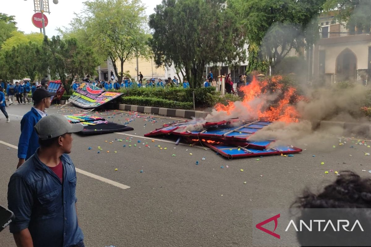 Aksi mahasiswa di gedung DPRA rusuh, mobil polisi rusak dilempari batu