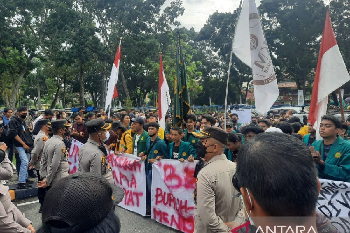 Demo penolakan kenaikan BBM di DPRD Riau berlanjut, sempat ricuh
