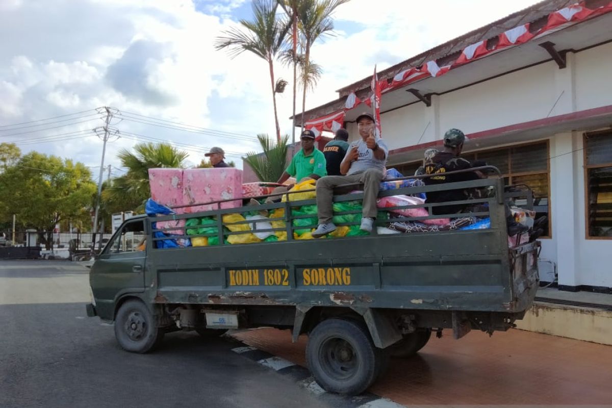 Gov't distributes 6,789 food packages to flood victims in West Papua