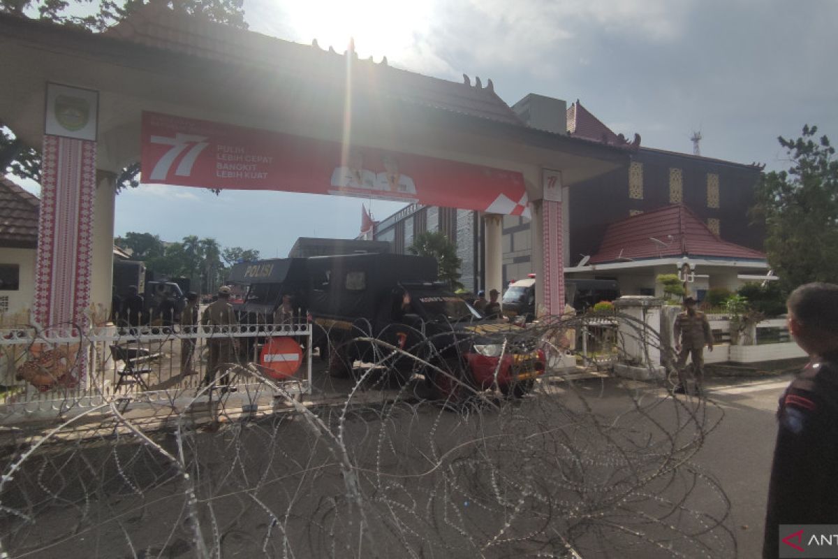 Kantor Gubernur Sumsel diblokade polisi dengan pagar kawat berduri
