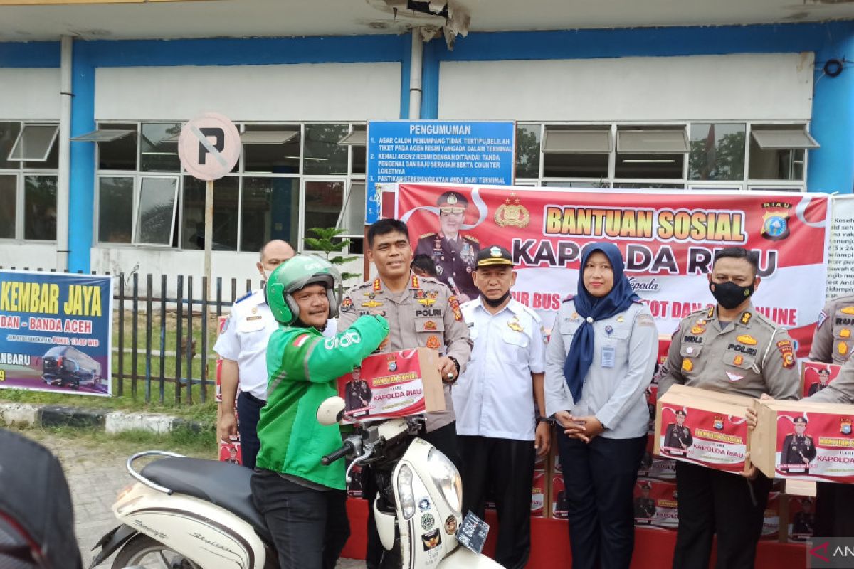 Polisi di Riau ramai-ramai bagi  sembako untuk pengemudi, ada apa?