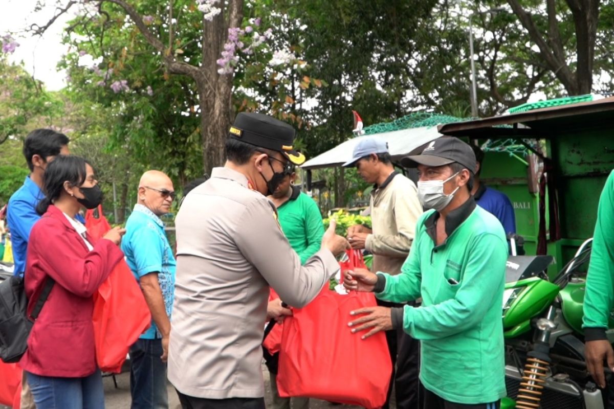 Kapolresta Denpasar ajak mahasiswa dan serikat buruh bagikan bansos