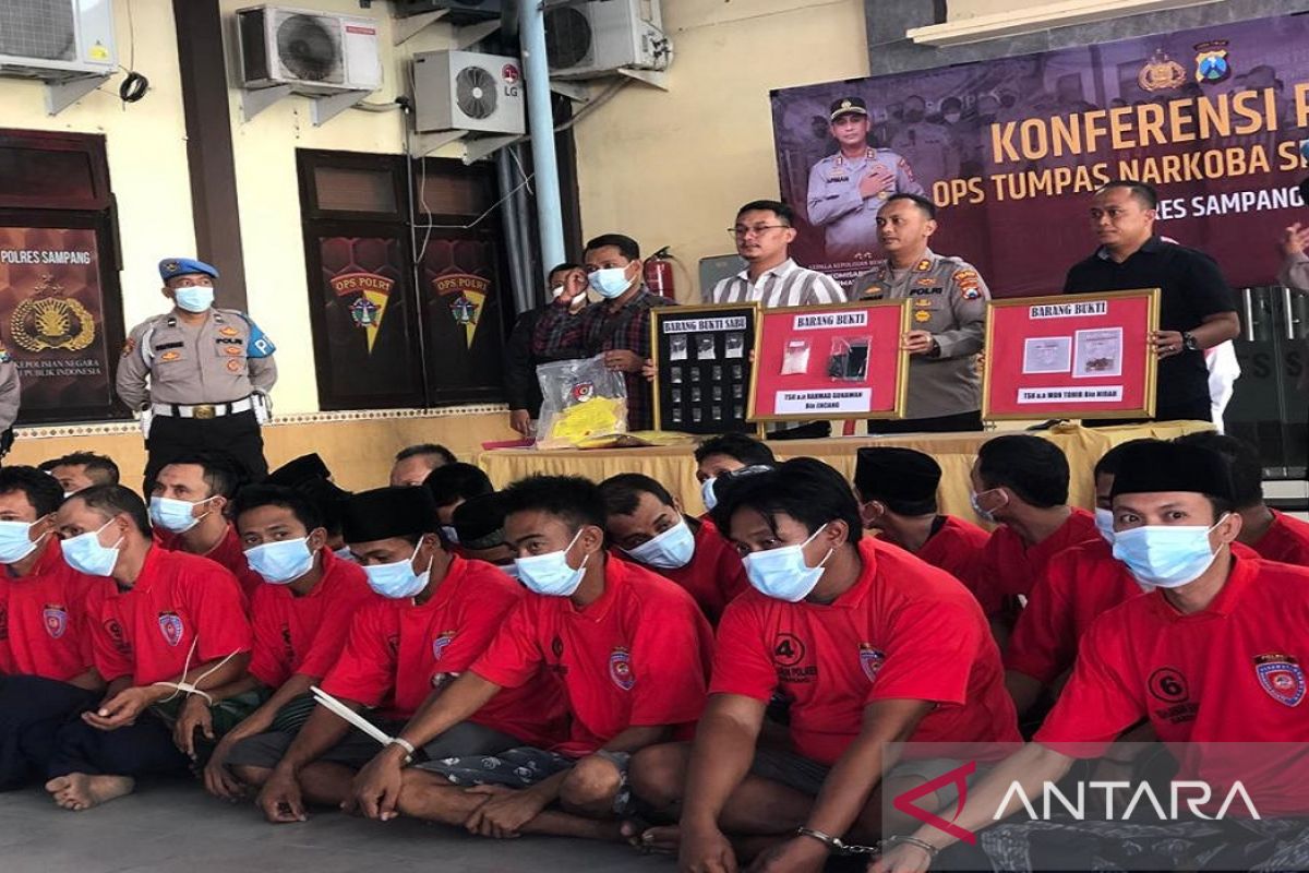 Polisi tangkap ratusan tersangka narkoba di Pulau Madura