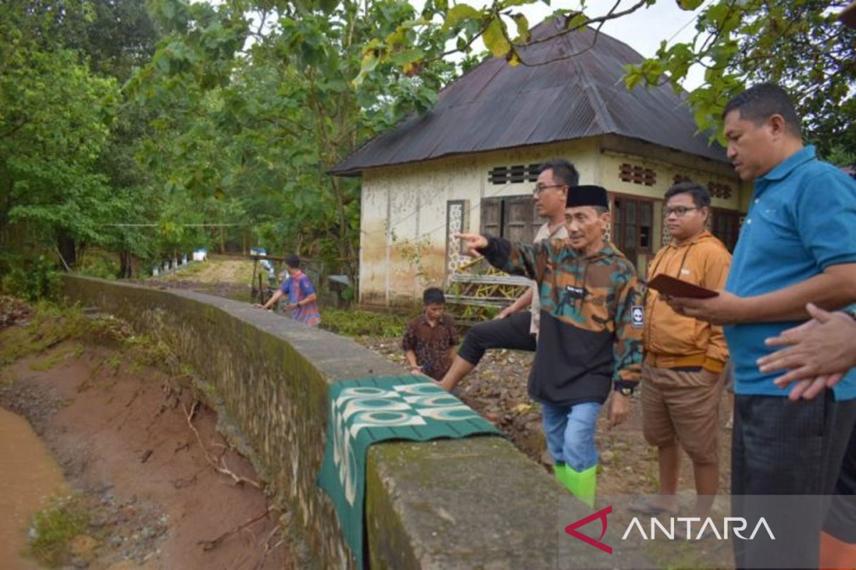 Bupati Gorontalo tinjau dampak banjir di wilayah Tibawa