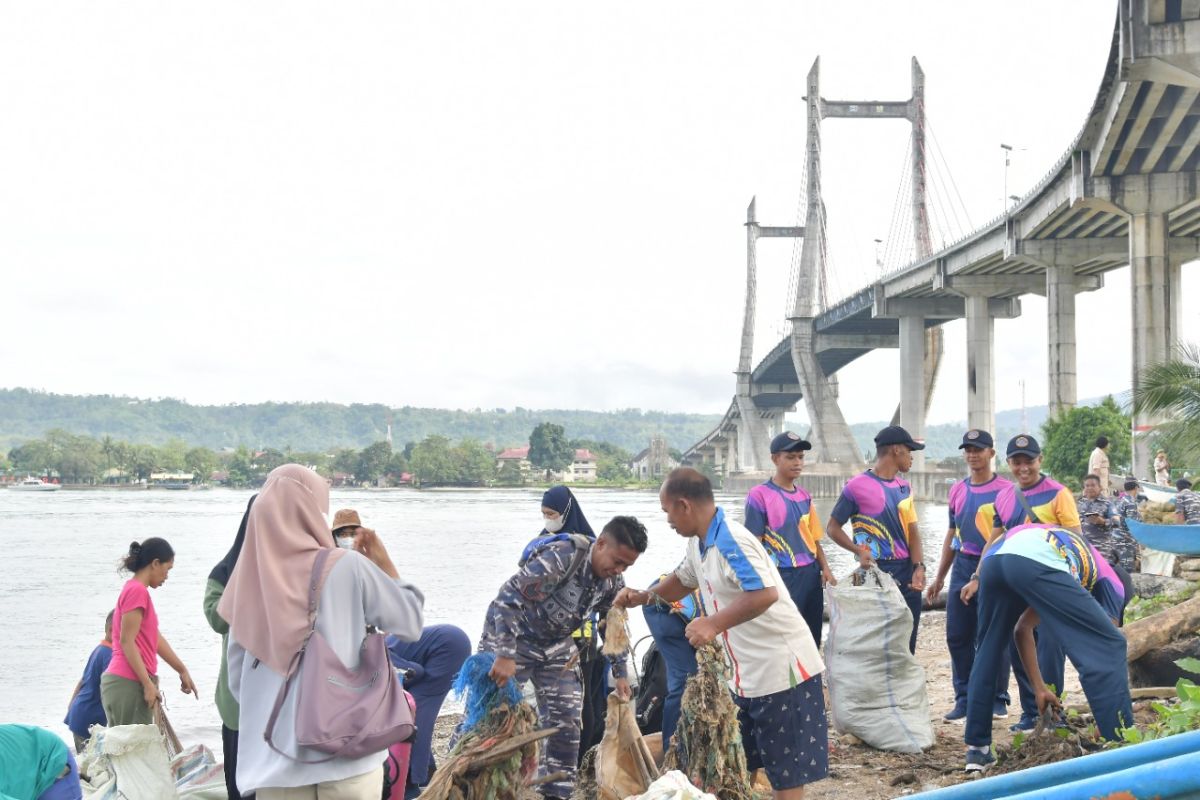 Lantamal IX bersihkan lima ton sampah dari Teluk Ambon, patut diapresiasi