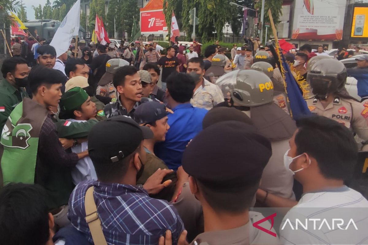Polisi amankan Ketua Umum HMI Cabang Palembang saat unjuk rasa
