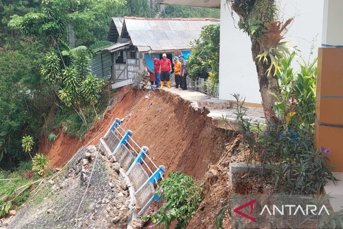 Lima kecamatan di Cianjur dilanda banjir dan longsor