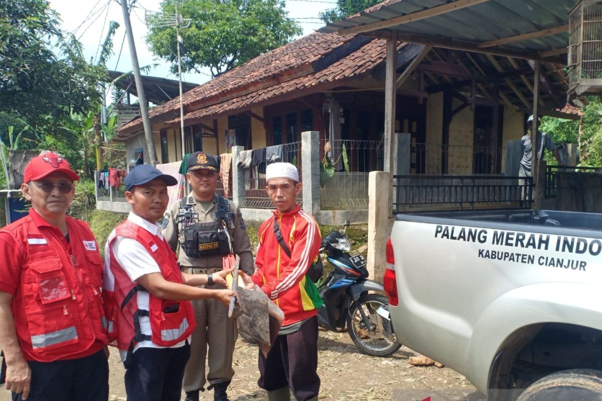 PMI Cianjur distribusikan bantuan ke lokasi bencana banjir di Cianjur