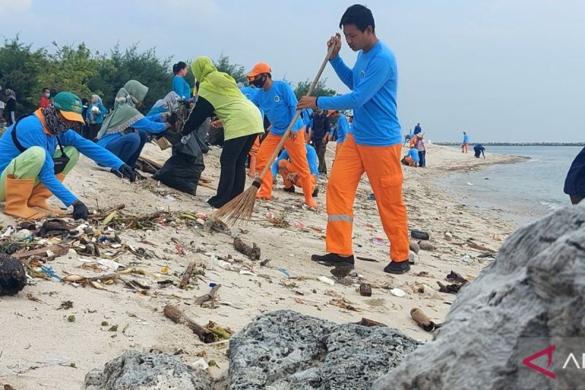 Lantamal III Jakarta pimpin gerakan bersih-bersih laut di Pulau Untung Jawa, Kepulauan Seribu