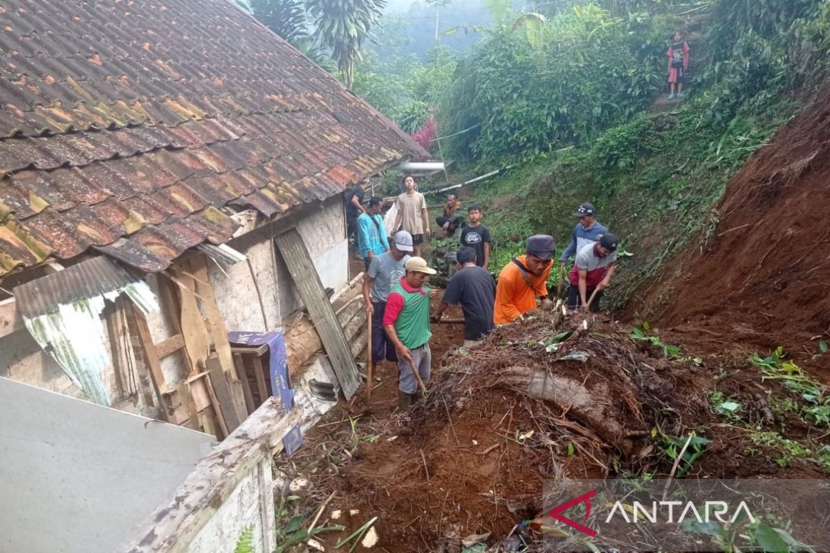 Longsor dan pergerakan tanah di Cianjur belasan rumah rusak