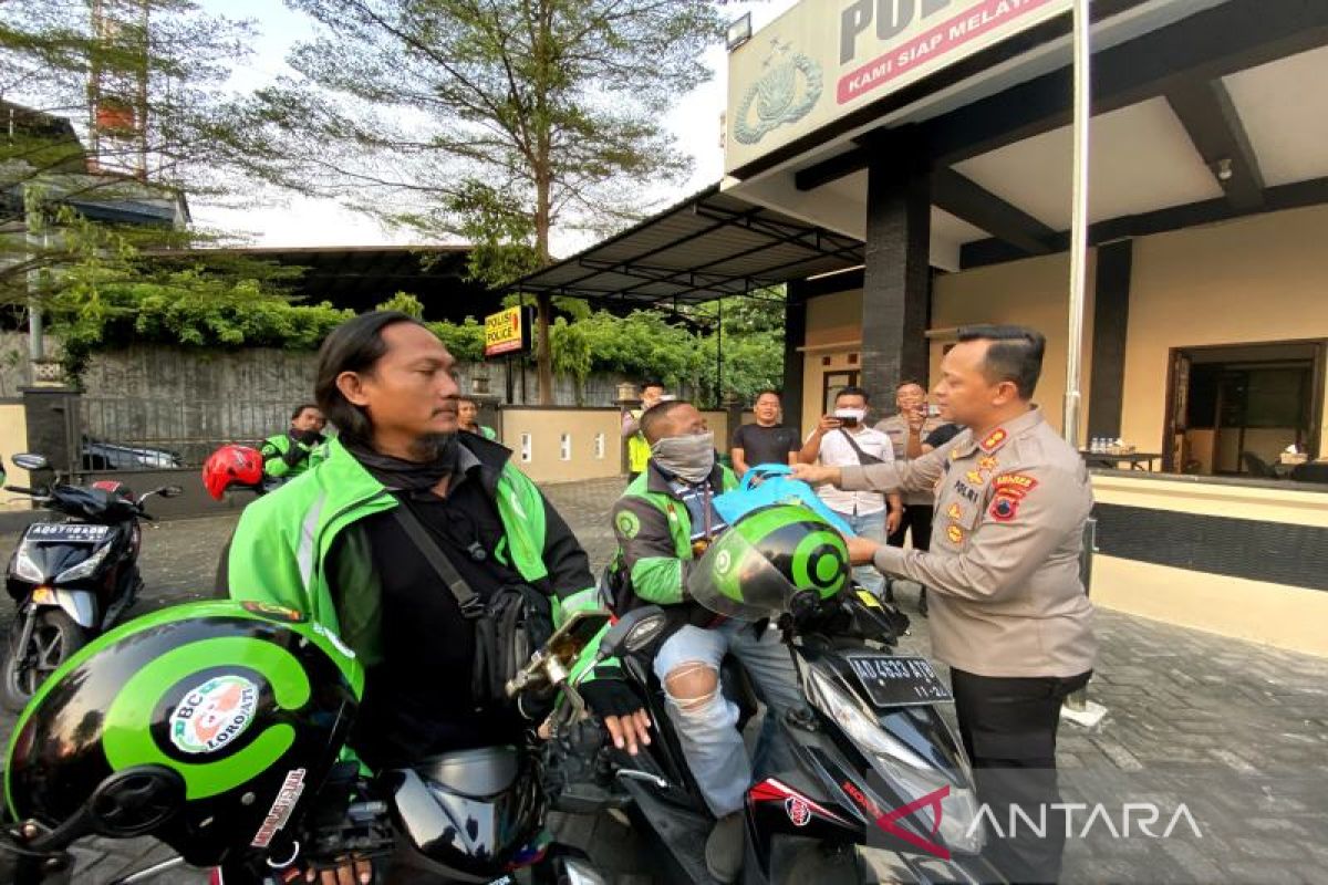 Polres Sukoharjo bagikan bantuan sembako untuk pengemudi ojek online