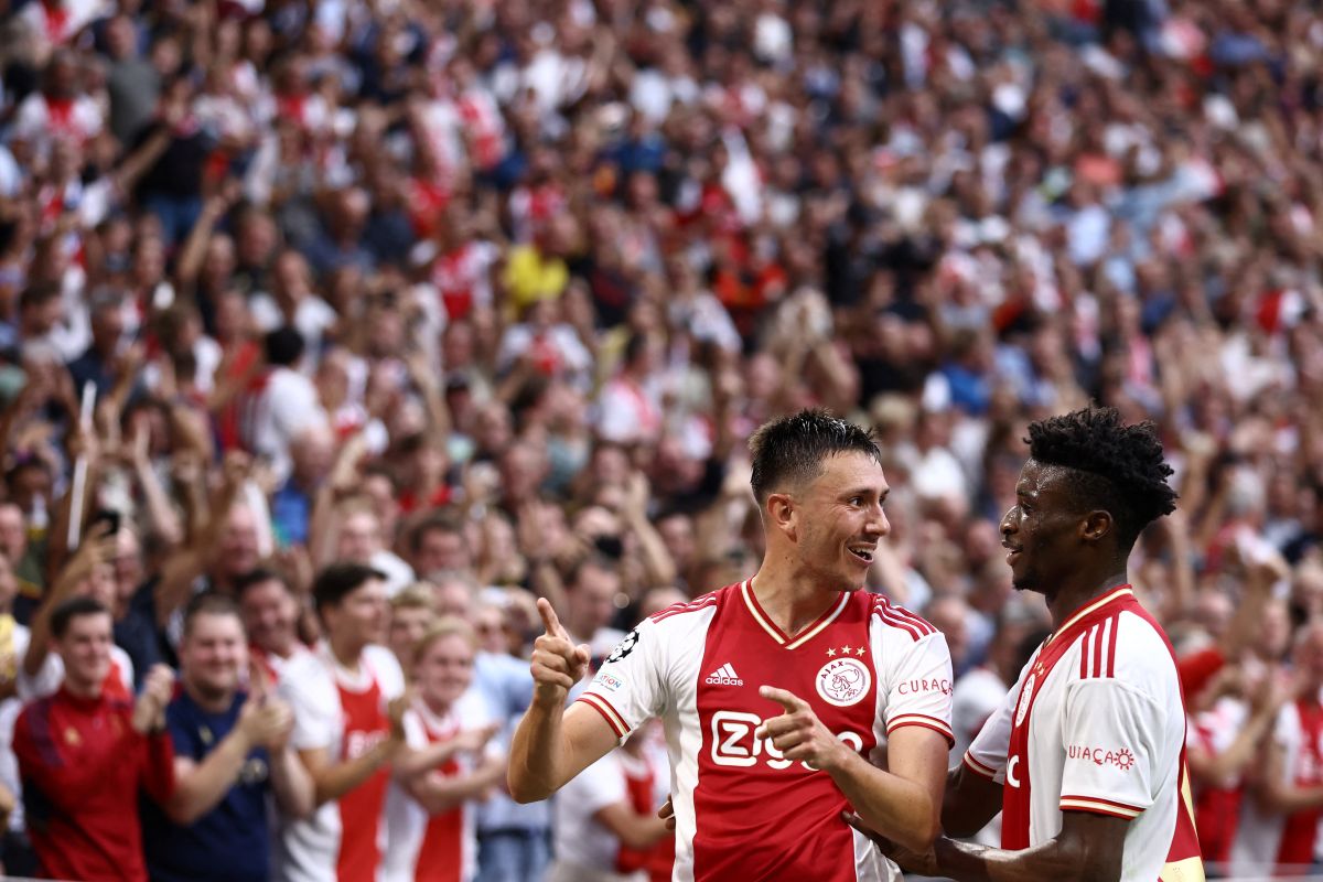 Ajax hancurkan Rangers empat gol tanpa balas