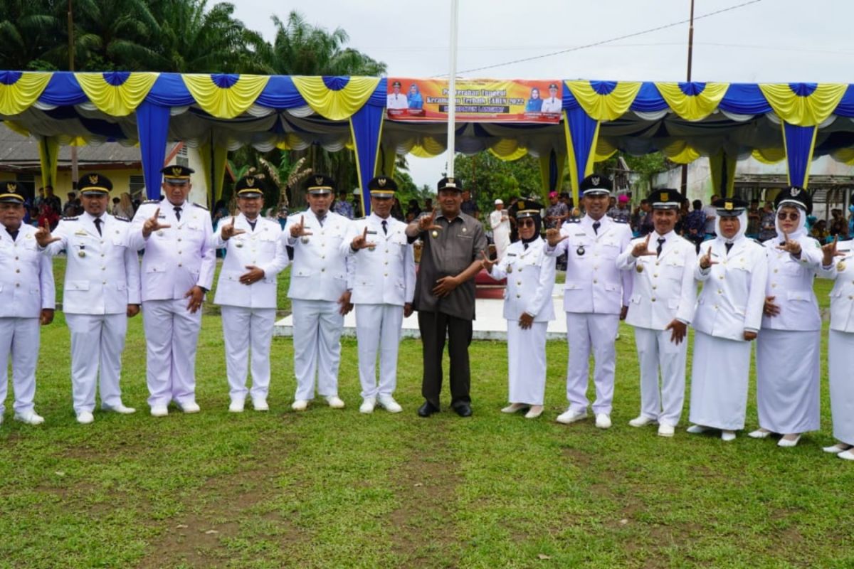 Syah Afandin serahkan tunggul kecamatan terbaik