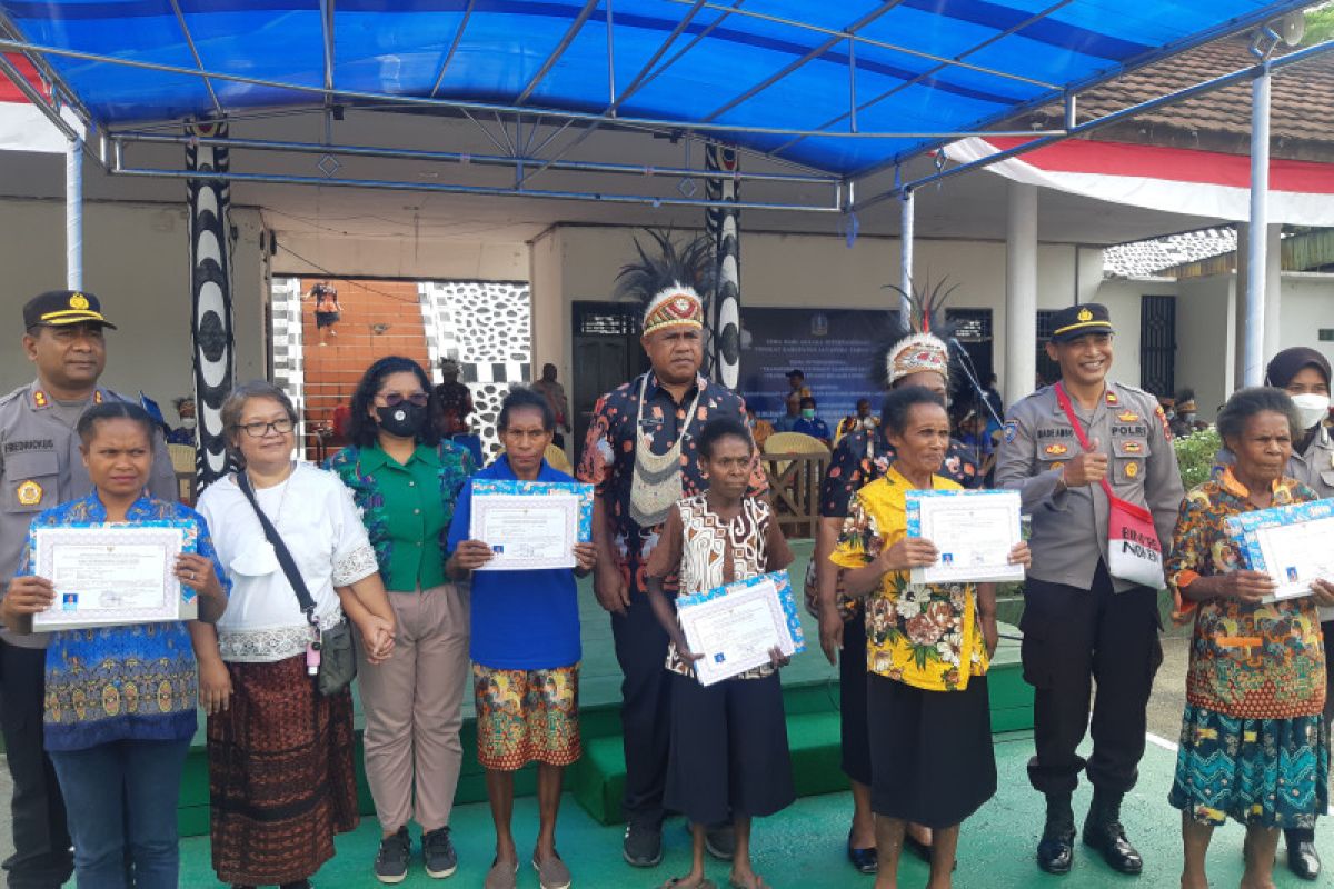 12 mama-mama Papua terima surat keterangan melek aksara