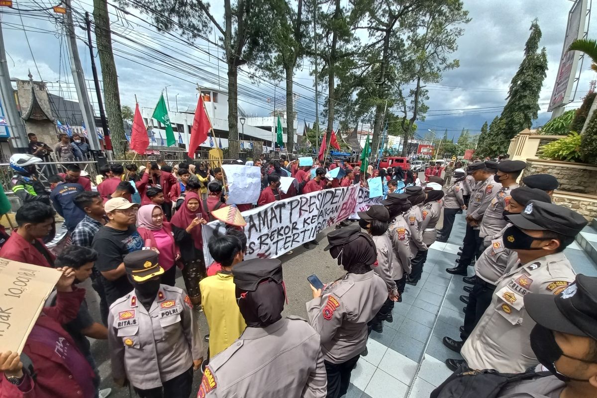 Unjuk Rasa di Bukittinggi, mahasiswa gelar shalat jenazah matinya keadilan (Video)
