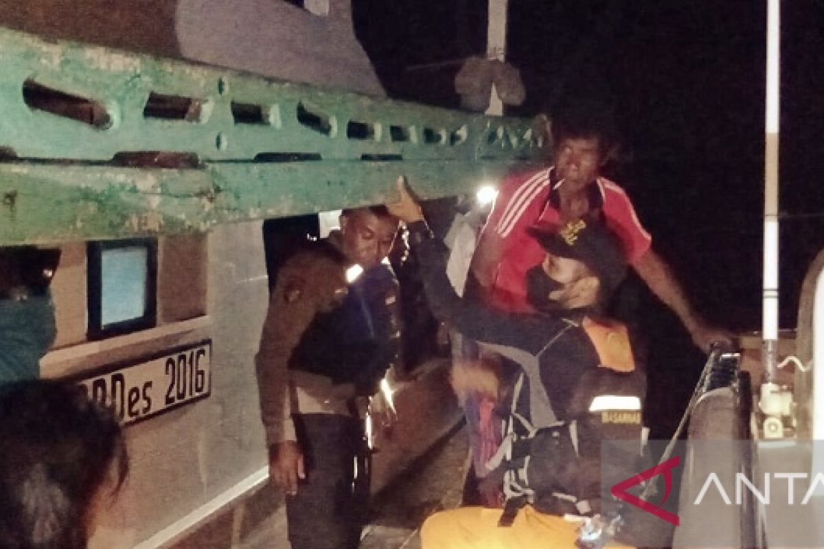 Tim SAR evakuasi 38 penumpang kapal alami kebocoran di laut