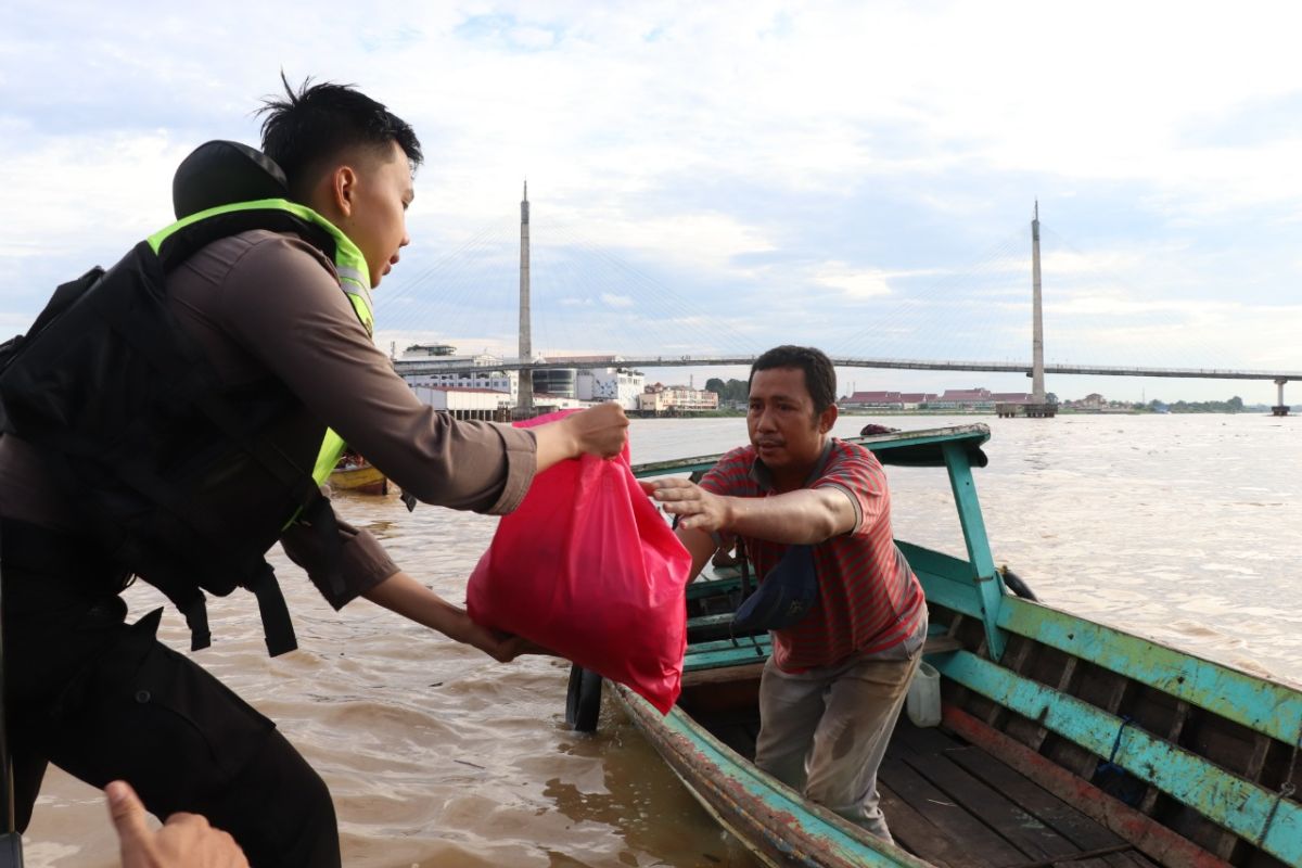 Polda Jambi beri bantuan sembako bagi warga terdampak kenaikan BBM