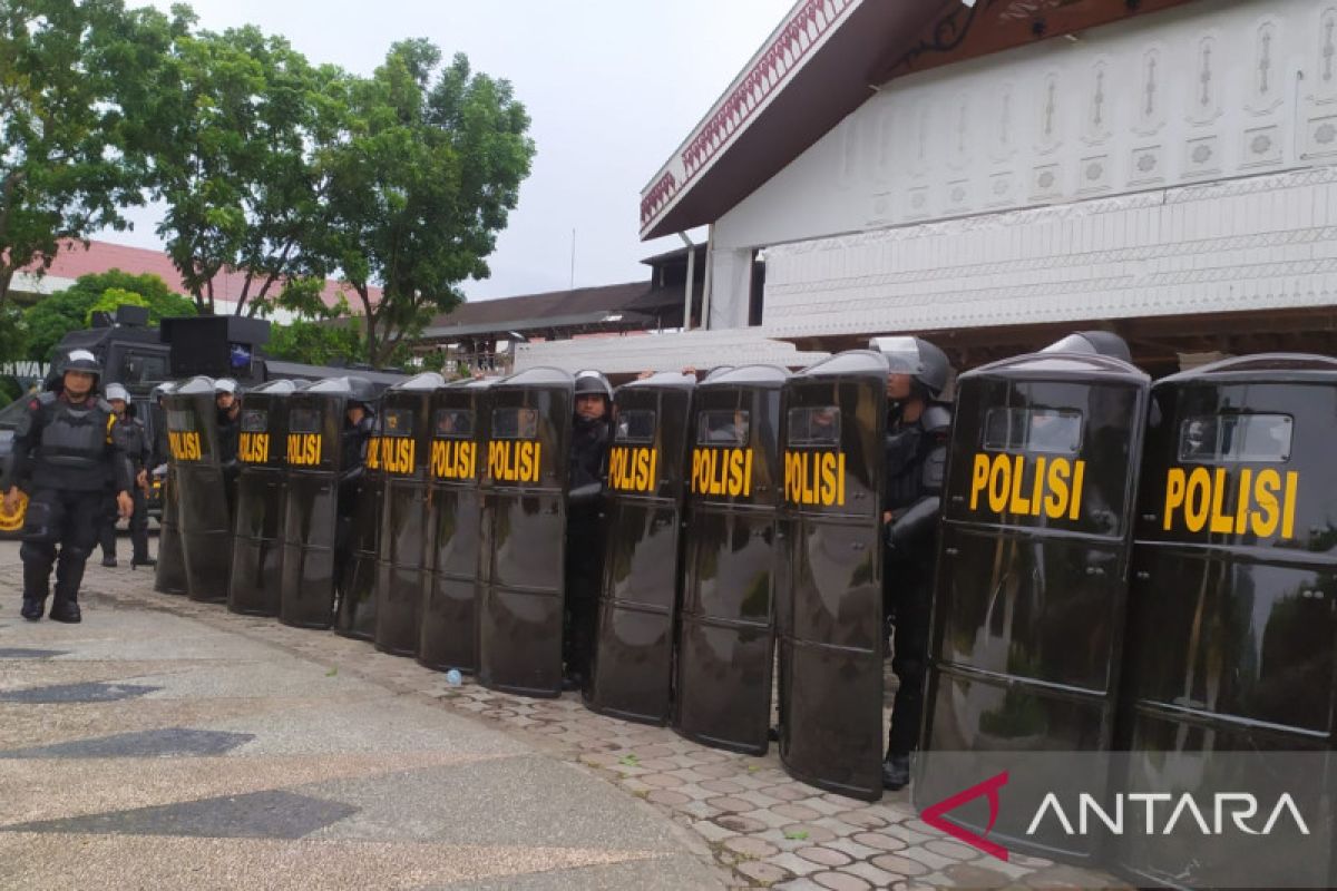 Polisi alami luka saat amankan aksi di DPRA bertambah jadi lima orang