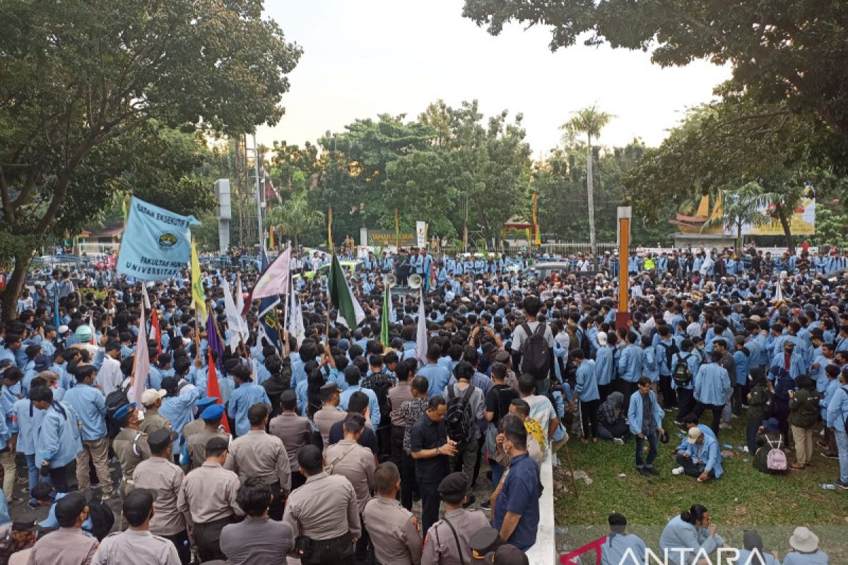 Mahasiswa Universitas Riau ancam kerahkan massa lebih besar jika tuntutannya tak diakomodir