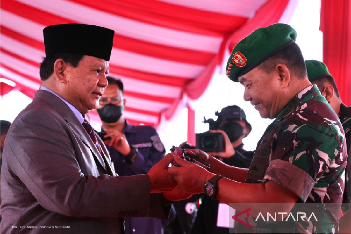 Tiga kepala staf TNI terima pistol dari Menhan hasil produksi PT Pindad
