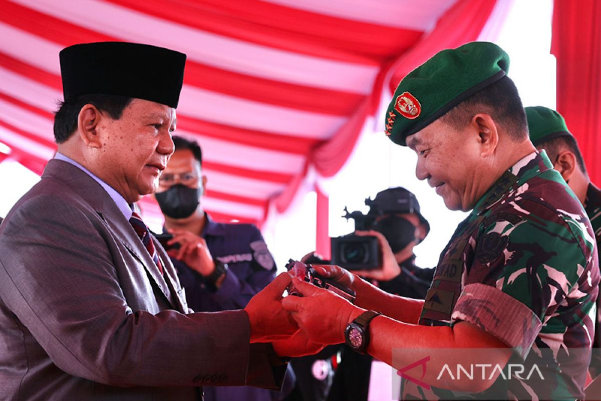 Menhan beri pistol produksi PT Pindad kepada tiga kepala staf TNI