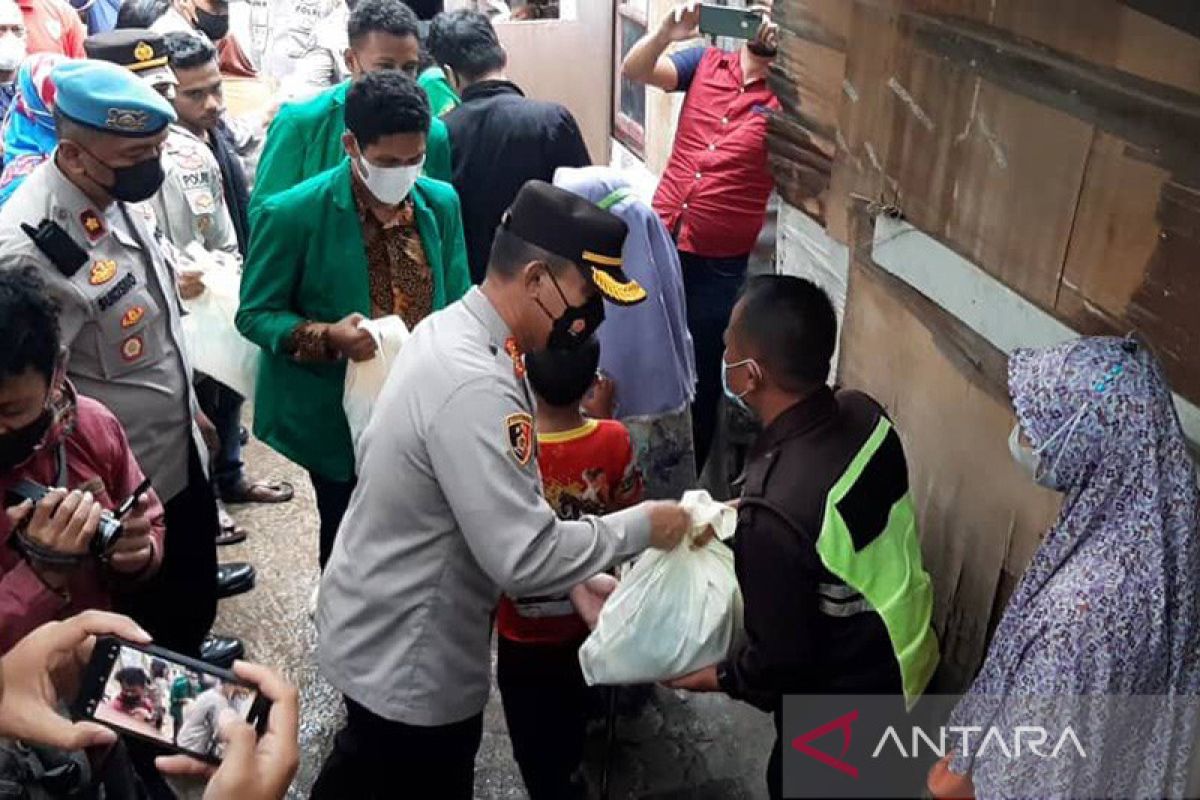 Polisi gaet mahasiswa salurkan bantuan sosial bagi warga Matraman