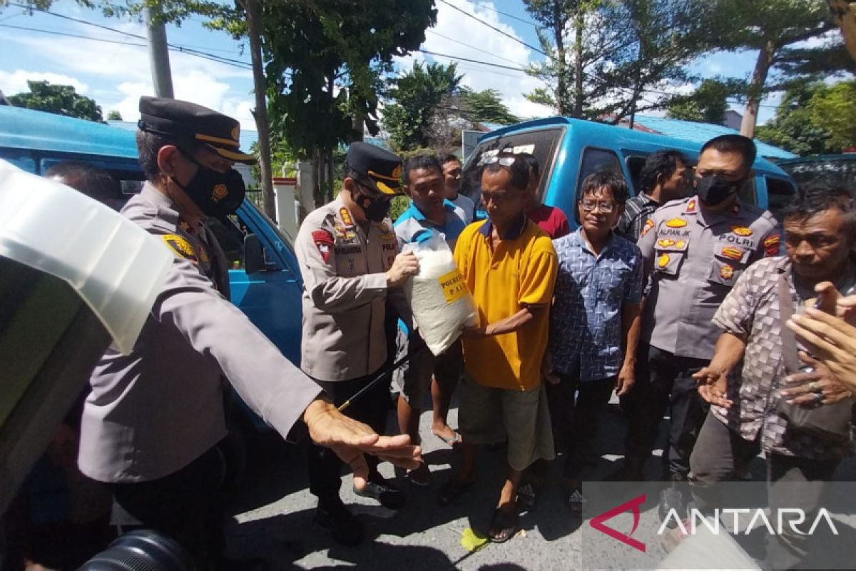 Polres distribusikan 200 paket bansos  untuk pekerja di Palu