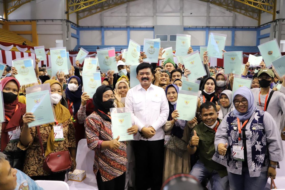 Minister Tjahjanto distributes 2,500 land certificates in W Java