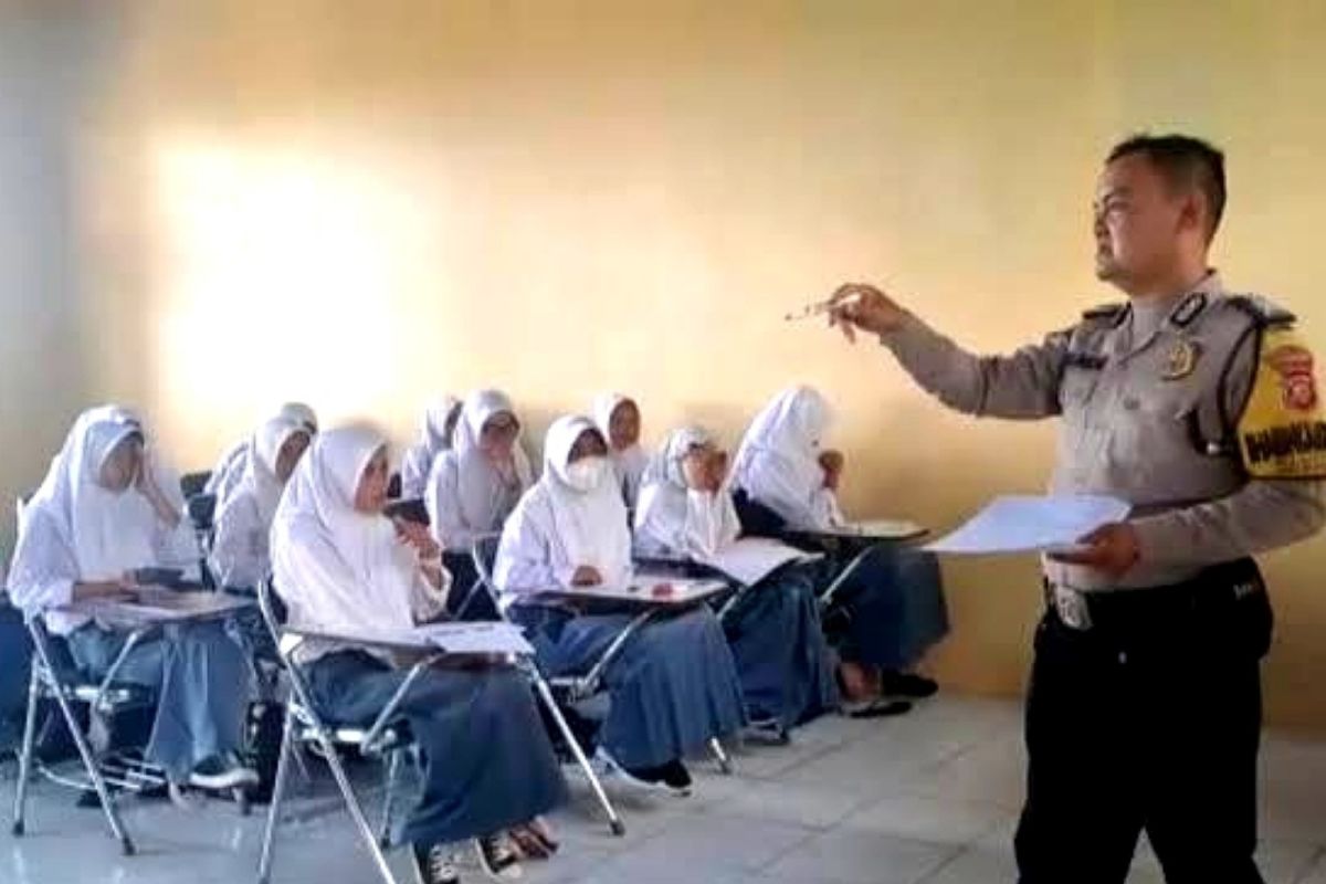 Kisah Bripka Sandi-Aipda Yuniar, dari bangun sekolah gratis hingga pelatihan korban PHK