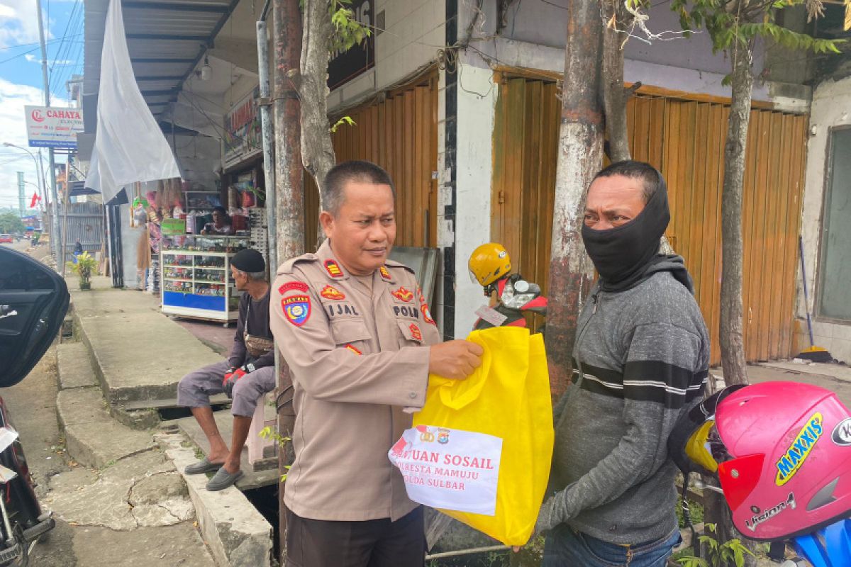 Polresta Mamuju salurkan bantuan kepada warga terdampak kenaikan harga BBM
