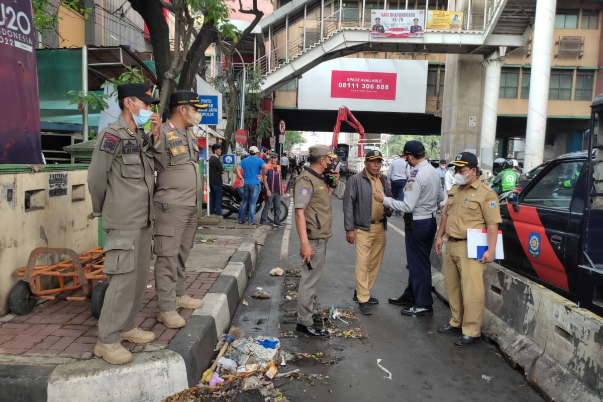 Sudinhub tertibkan parkir liar di Pasar Cipulir untuk lancarkan lalin