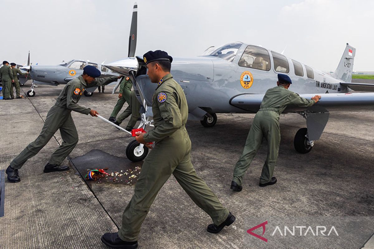 Pesawat Latih Bonanza TNI AL Jatuh di alur pelayaran barat Surabaya