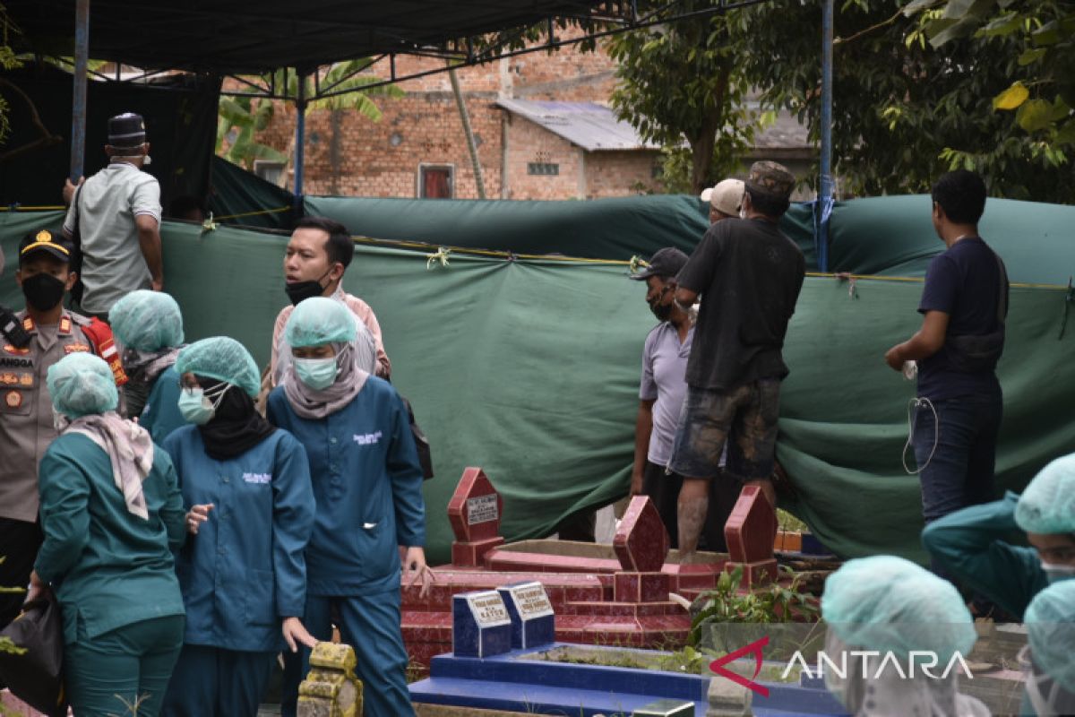 Tim forensik autopsi jenazah santri Gontor Jatim