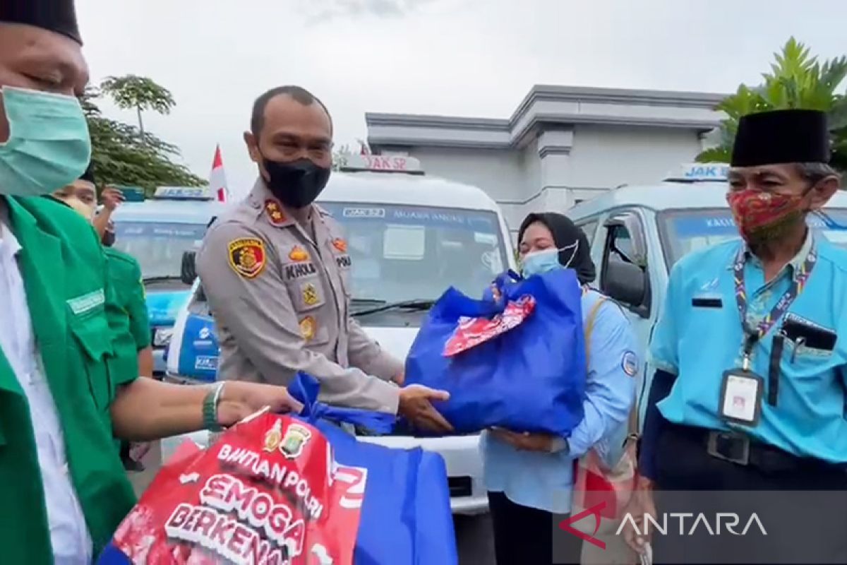 Warga Kampung Nelayan Muara Angke terima 100 paket bansos dari polisi