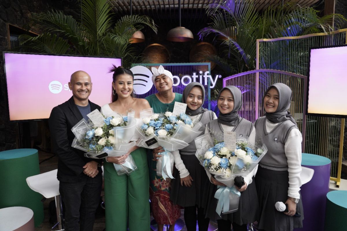 Awkarin, Mak Beti, dan Putih Abu-Abu hadir di Video Podcast Spotify