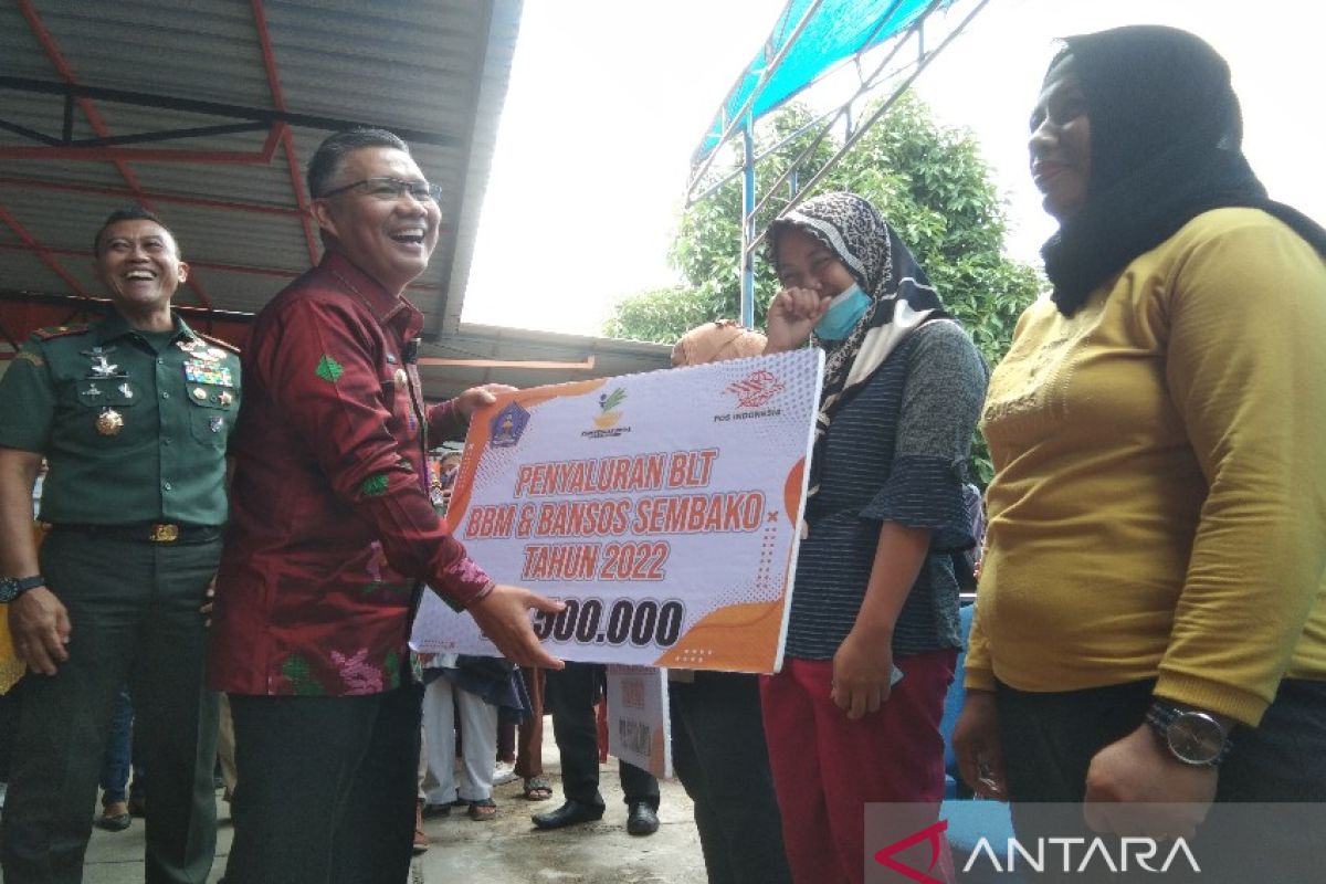 Wali Kota Kendari serahkan BLT BBM kepada 16.258 KPM