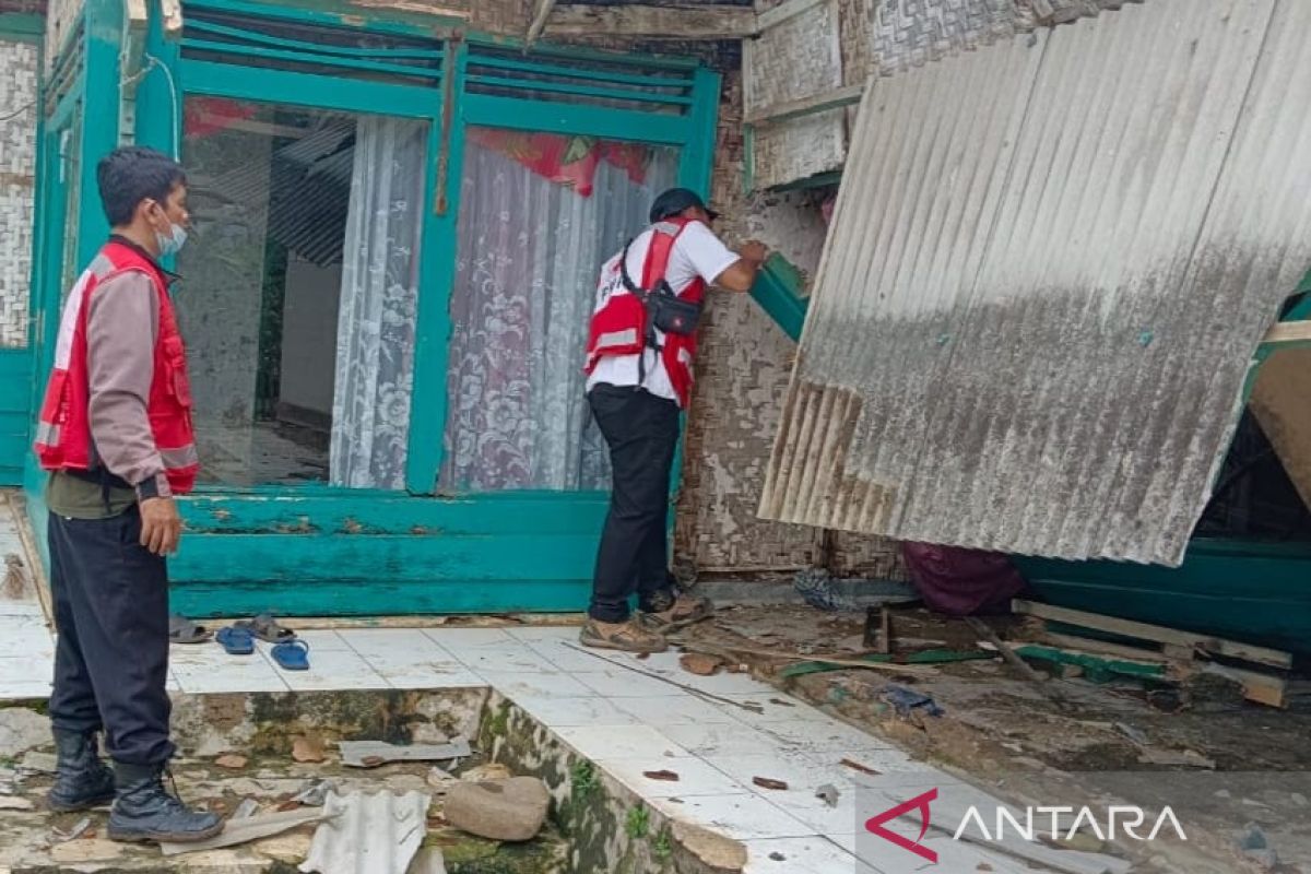 BPBD Cianjur catat seratusan rumah rusak akibat puting beliung