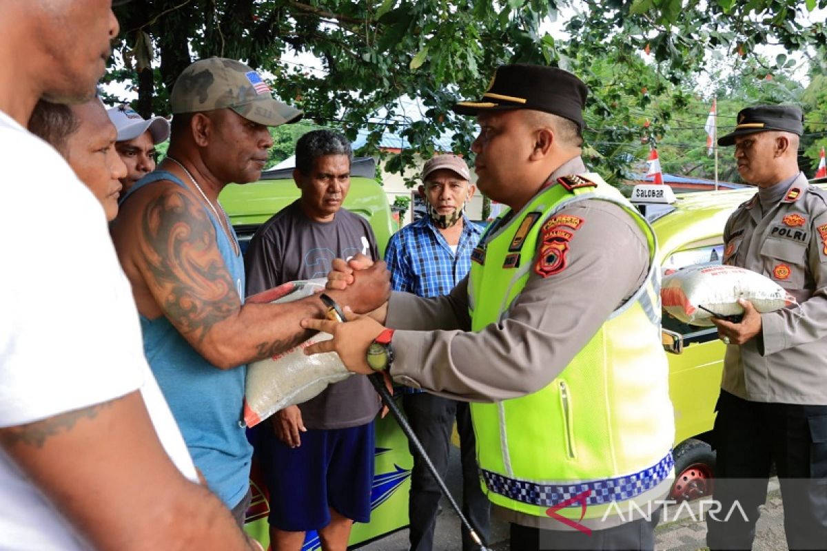 Supir angkot di Ambon terdampak kenaikan harga BBM terima bansos