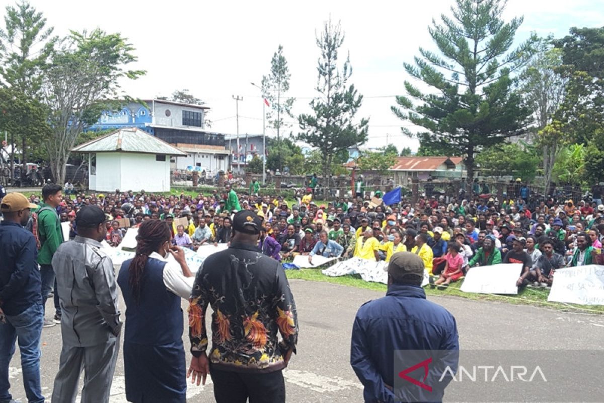 Students in Papua's Jayawijaya district protest fuel price hike
