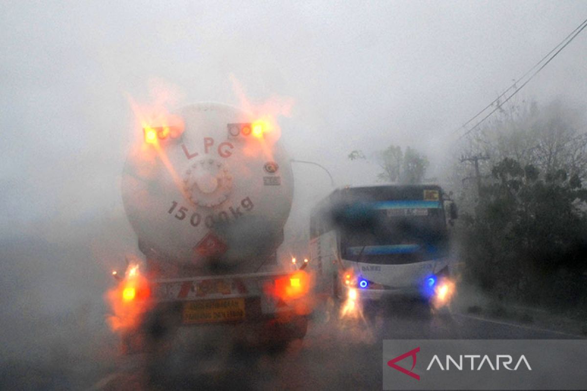 Hujan lebat disertai kilat dan angin kencang berpotensi terjadi di sejumlah wilayah